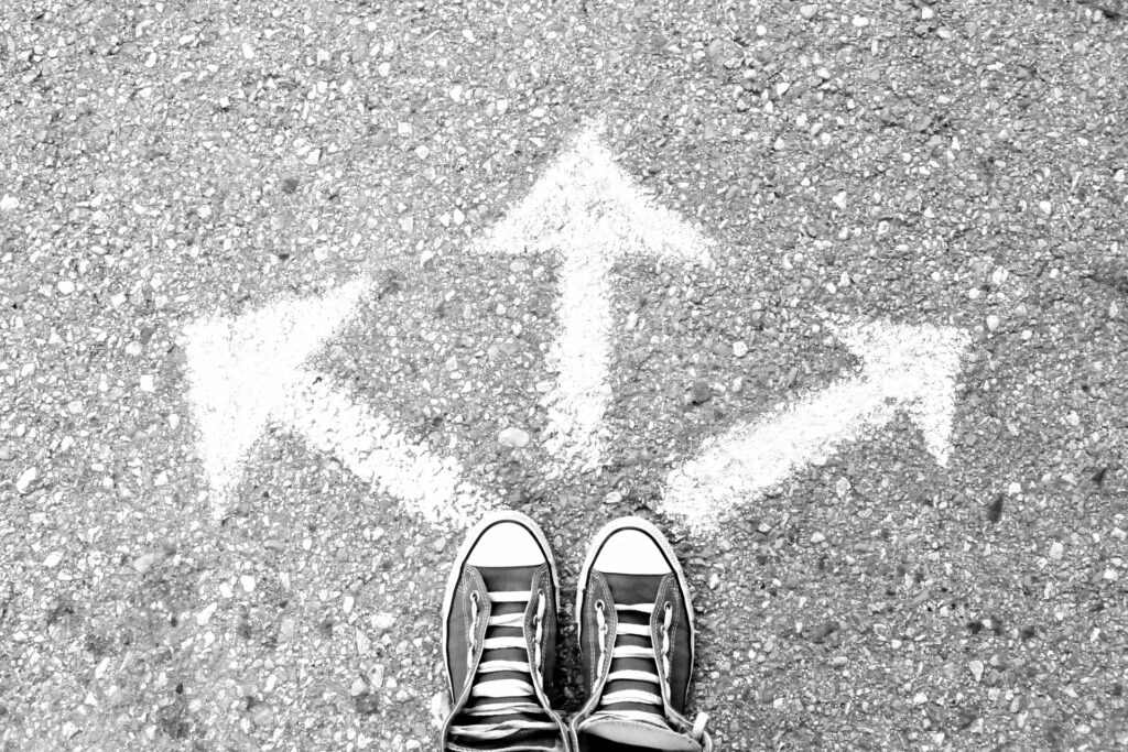 Foto: Füße auf Pfeilen auf Asphalt (Copyright: pixabay.com)