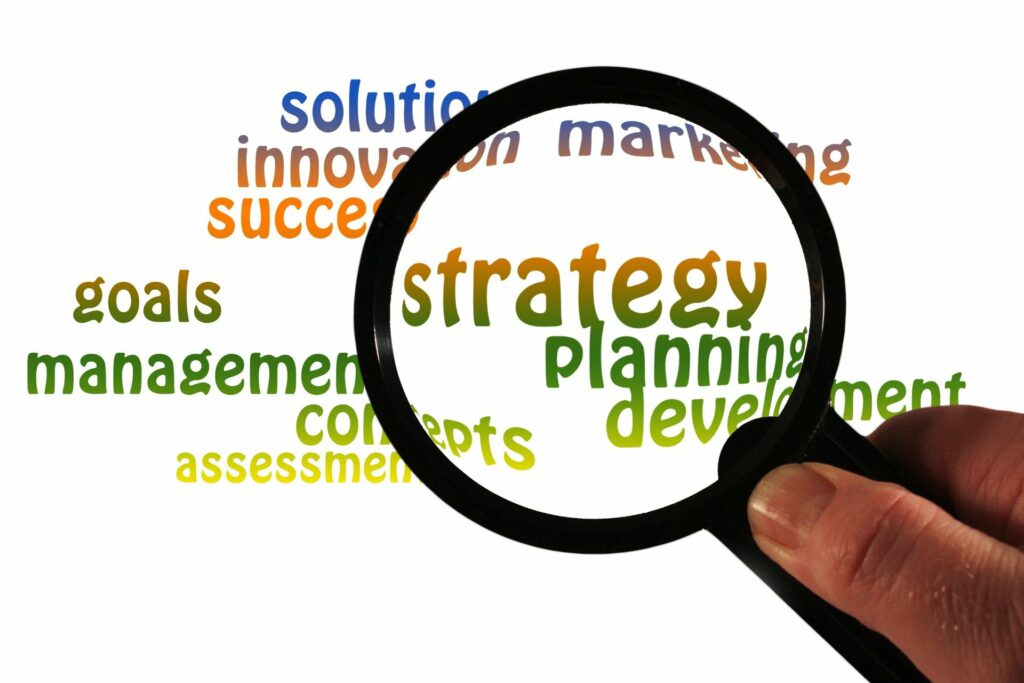 Illustration: Strategy und Lupe (Copyright: pixabay.com)